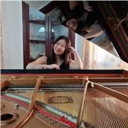 Profesora de piano, actualmente estudiante de superior en Sevilla, ofrece clases de piano.